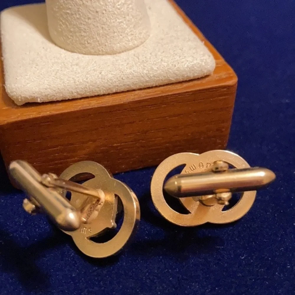 Vintage Swank gold tone cufflinks with faux onyx multifaceted gem